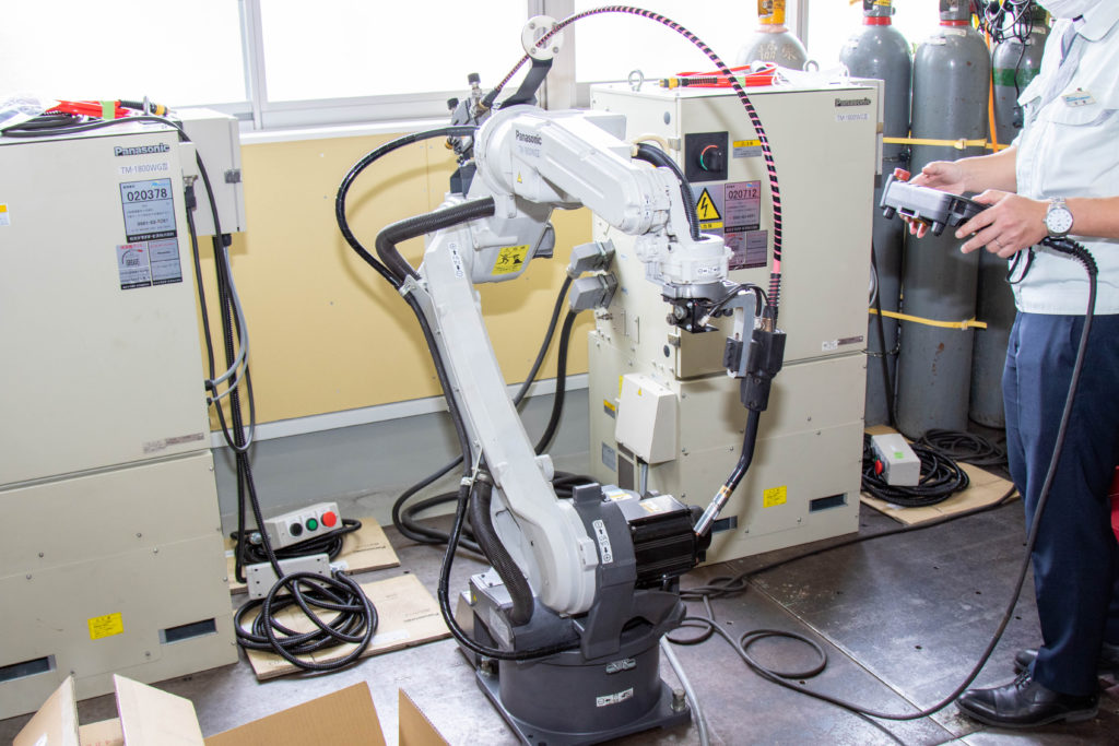 ロボットアームのティーチングを行う人物